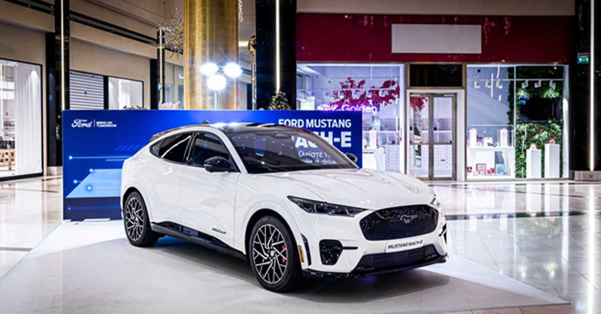 H νέα Mustang Mach-E GT κεντρίζει το ενδιαφέρον στο stage της Ford στο «Golden Hall»