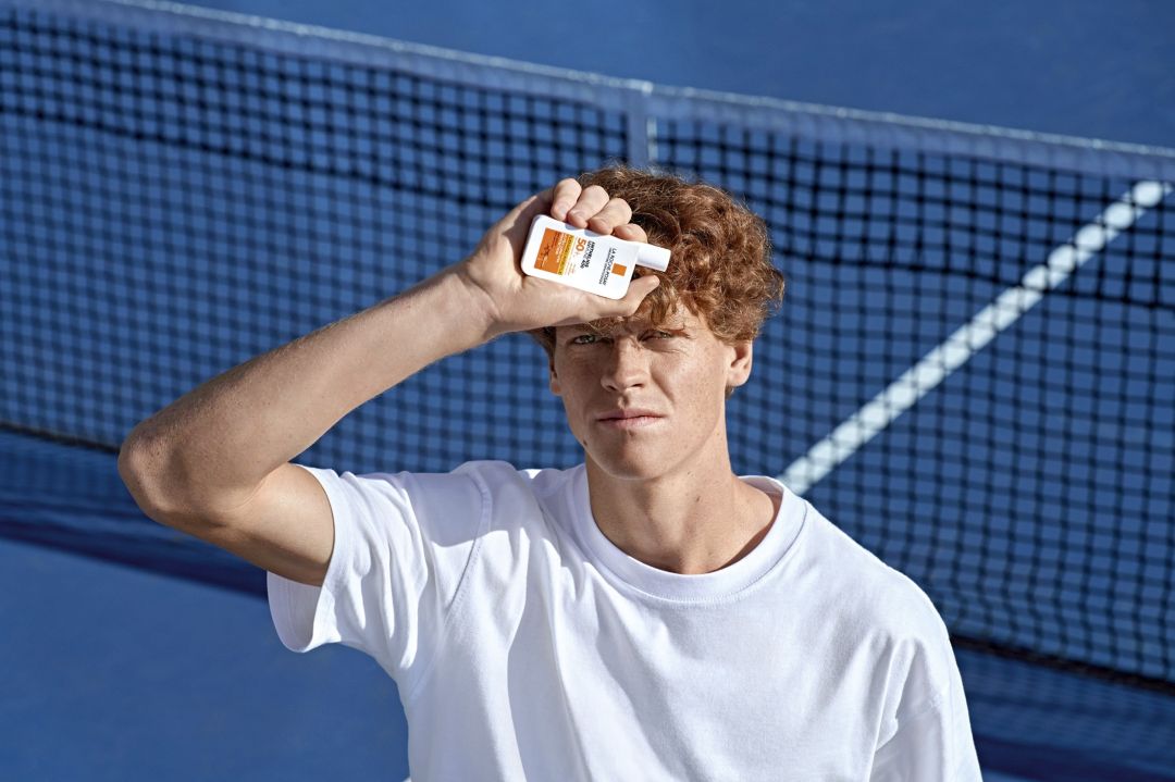 Η La Roche-posay και ο Jannik sinner ενώνουν τις δυνάμεις τους για να ευαισθητοποιήσουν το κοινό σχετικά με τη σημασία της φωτοπροστασίας
